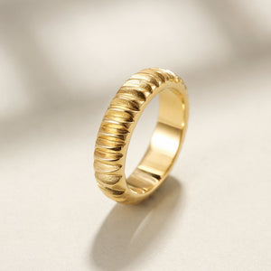 RIBBED STACKABLE RING